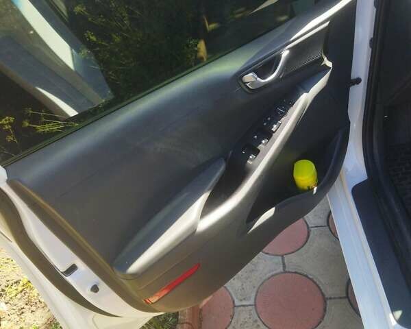 Белый Хендай Ioniq, объемом двигателя 0 л и пробегом 140 тыс. км за 13700 $, фото 9 на Automoto.ua