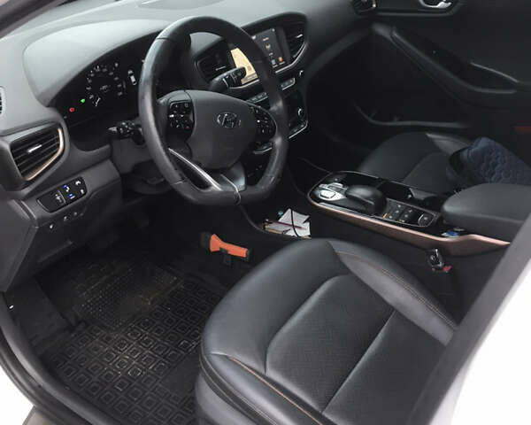 Білий Хендай Ioniq, об'ємом двигуна 0 л та пробігом 124 тис. км за 13500 $, фото 7 на Automoto.ua