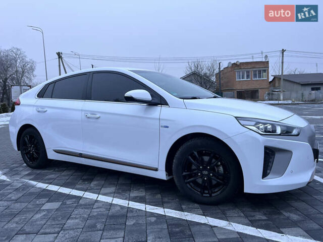 Белый Хендай Ioniq, объемом двигателя 0 л и пробегом 63 тыс. км за 14000 $, фото 2 на Automoto.ua