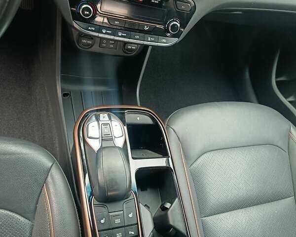 Белый Хендай Ioniq, объемом двигателя 0 л и пробегом 230 тыс. км за 10097 $, фото 5 на Automoto.ua