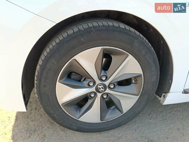 Белый Хендай Ioniq, объемом двигателя 0 л и пробегом 119 тыс. км за 12700 $, фото 23 на Automoto.ua