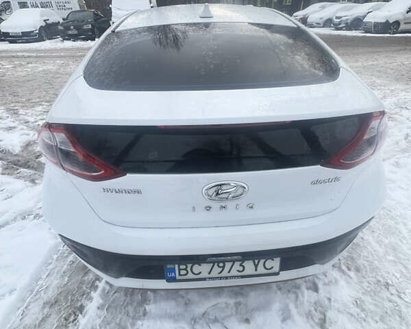 Белый Хендай Ioniq, объемом двигателя 0 л и пробегом 130 тыс. км за 12999 $, фото 2 на Automoto.ua