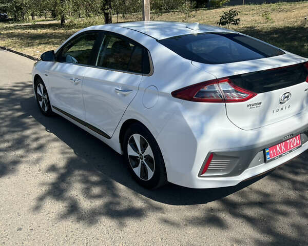 Белый Хендай Ioniq, объемом двигателя 0 л и пробегом 93 тыс. км за 13500 $, фото 2 на Automoto.ua