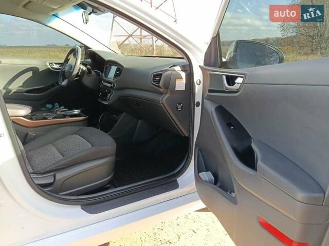 Белый Хендай Ioniq, объемом двигателя 0 л и пробегом 119 тыс. км за 12700 $, фото 9 на Automoto.ua