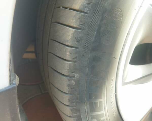 Белый Хендай Ioniq, объемом двигателя 0 л и пробегом 140 тыс. км за 13700 $, фото 3 на Automoto.ua