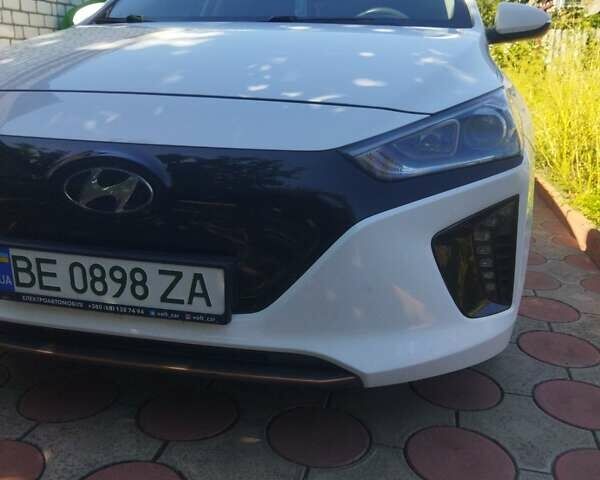 Белый Хендай Ioniq, объемом двигателя 0 л и пробегом 140 тыс. км за 13700 $, фото 5 на Automoto.ua
