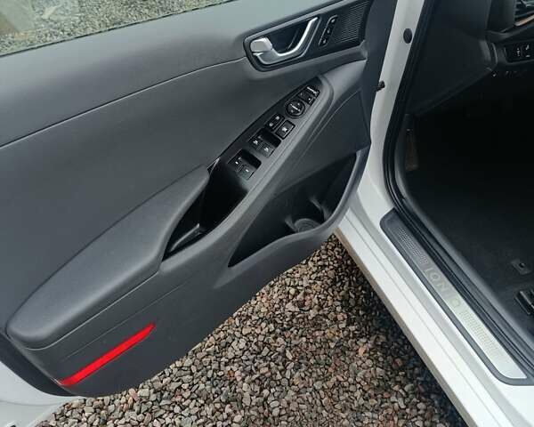 Белый Хендай Ioniq, объемом двигателя 0 л и пробегом 230 тыс. км за 10097 $, фото 10 на Automoto.ua