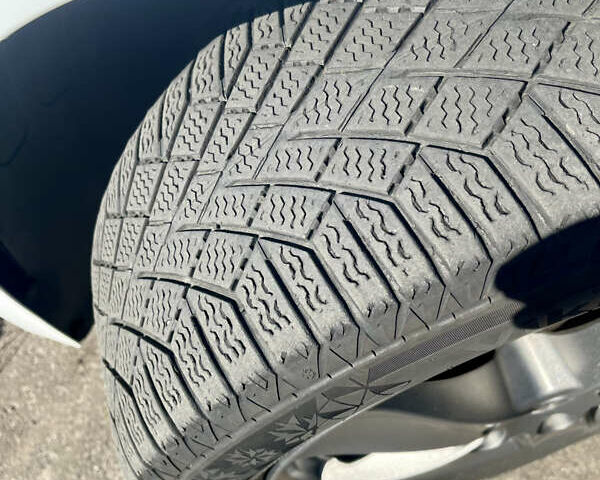 Белый Хендай Ioniq, объемом двигателя 0 л и пробегом 87 тыс. км за 17000 $, фото 33 на Automoto.ua