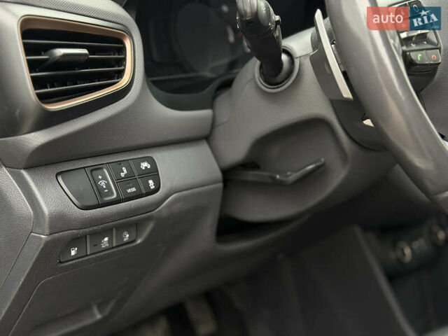 Белый Хендай Ioniq, объемом двигателя 0 л и пробегом 75 тыс. км за 12700 $, фото 10 на Automoto.ua