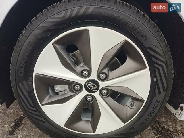 Белый Хендай Ioniq, объемом двигателя 0 л и пробегом 118 тыс. км за 11850 $, фото 13 на Automoto.ua