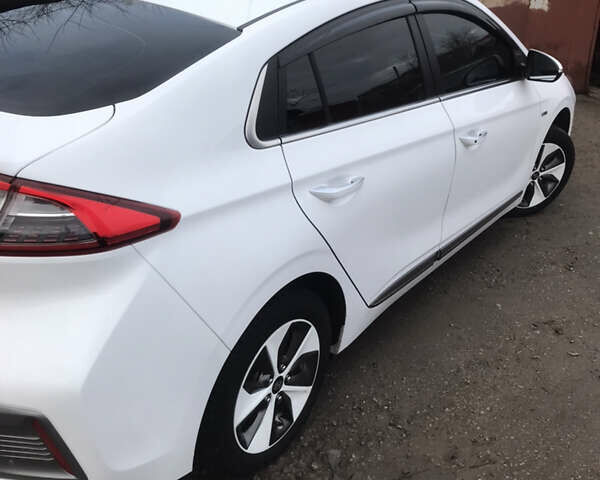 Білий Хендай Ioniq, об'ємом двигуна 0 л та пробігом 124 тис. км за 13500 $, фото 4 на Automoto.ua