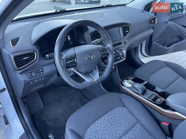Белый Хендай Ioniq, объемом двигателя 0 л и пробегом 154 тыс. км за 10950 $, фото 14 на Automoto.ua