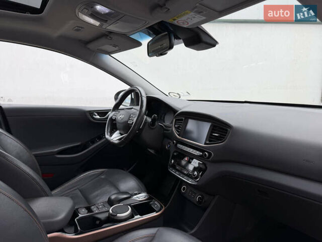 Белый Хендай Ioniq, объемом двигателя 0 л и пробегом 75 тыс. км за 12700 $, фото 12 на Automoto.ua