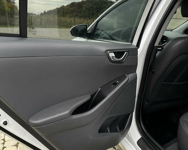 Белый Хендай Ioniq, объемом двигателя 0 л и пробегом 160 тыс. км за 11850 $, фото 18 на Automoto.ua