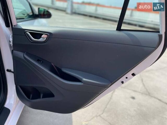 Білий Хендай Ioniq, об'ємом двигуна 0 л та пробігом 158 тис. км за 12700 $, фото 17 на Automoto.ua
