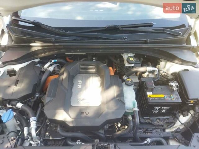 Белый Хендай Ioniq, объемом двигателя 0 л и пробегом 140 тыс. км за 13700 $, фото 11 на Automoto.ua