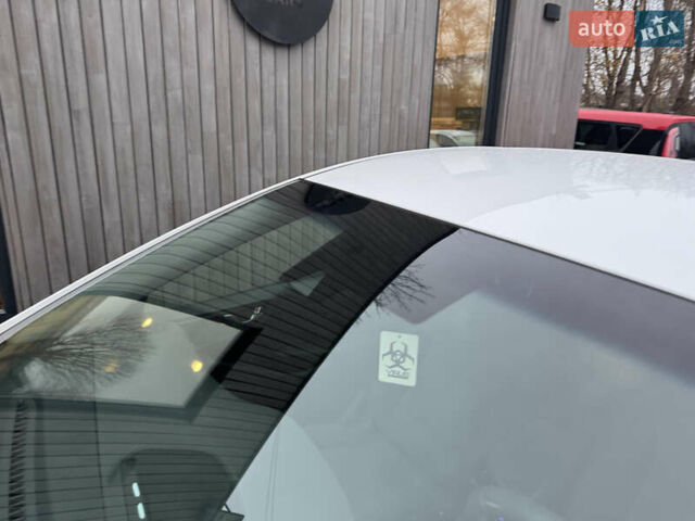 Белый Хендай Ioniq, объемом двигателя 0 л и пробегом 156 тыс. км за 11600 $, фото 11 на Automoto.ua