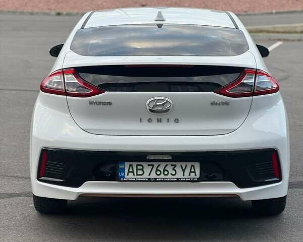 Белый Хендай Ioniq, объемом двигателя 0 л и пробегом 95 тыс. км за 12500 $, фото 6 на Automoto.ua