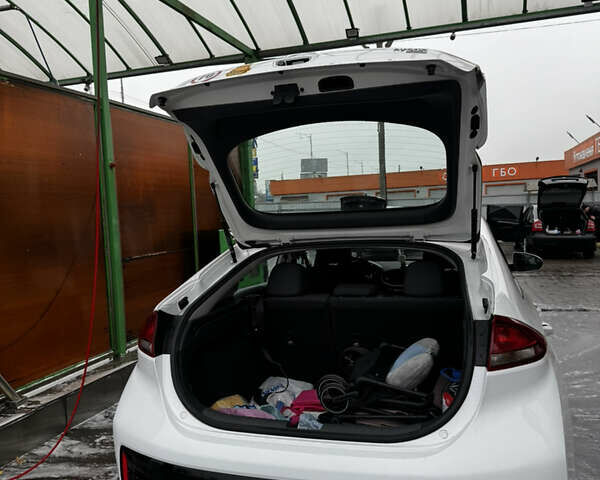 Белый Хендай Ioniq, объемом двигателя 1.6 л и пробегом 149 тыс. км за 12500 $, фото 14 на Automoto.ua