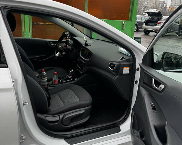 Белый Хендай Ioniq, объемом двигателя 1.6 л и пробегом 149 тыс. км за 12500 $, фото 16 на Automoto.ua