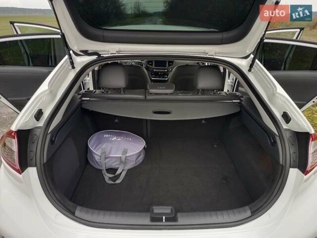 Белый Хендай Ioniq, объемом двигателя 0 л и пробегом 118 тыс. км за 11850 $, фото 35 на Automoto.ua