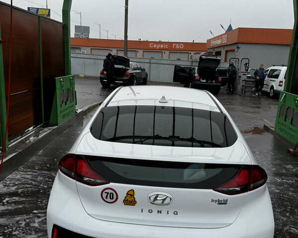 Белый Хендай Ioniq, объемом двигателя 1.6 л и пробегом 149 тыс. км за 12500 $, фото 4 на Automoto.ua