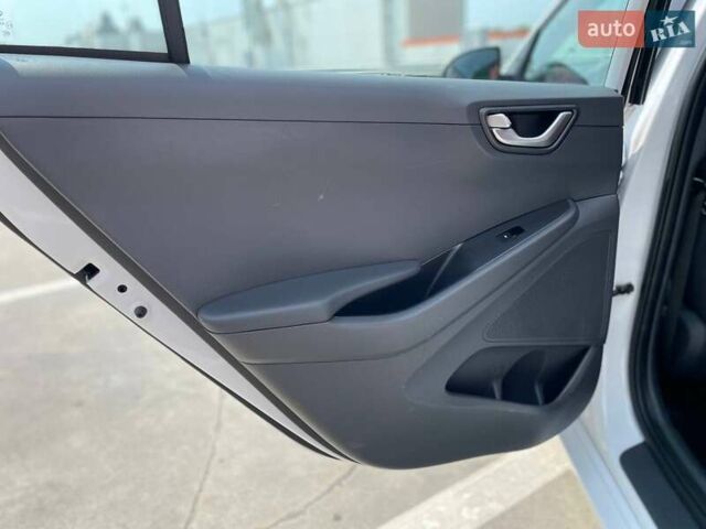 Білий Хендай Ioniq, об'ємом двигуна 0 л та пробігом 158 тис. км за 12700 $, фото 10 на Automoto.ua