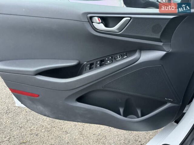 Белый Хендай Ioniq, объемом двигателя 0 л и пробегом 156 тыс. км за 11600 $, фото 16 на Automoto.ua