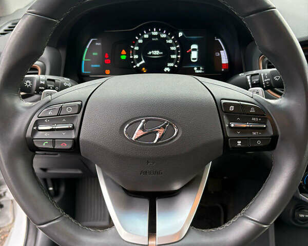 Белый Хендай Ioniq, объемом двигателя 0 л и пробегом 70 тыс. км за 10300 $, фото 26 на Automoto.ua