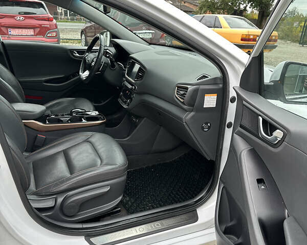Белый Хендай Ioniq, объемом двигателя 0 л и пробегом 160 тыс. км за 11850 $, фото 13 на Automoto.ua