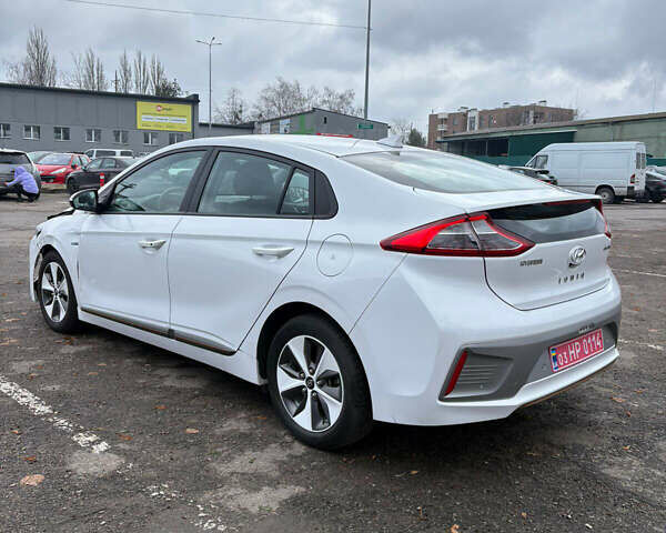 Белый Хендай Ioniq, объемом двигателя 0 л и пробегом 70 тыс. км за 10300 $, фото 5 на Automoto.ua