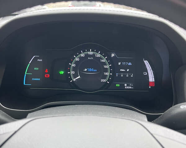 Белый Хендай Ioniq, объемом двигателя 0 л и пробегом 63 тыс. км за 14000 $, фото 14 на Automoto.ua