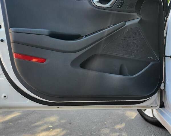 Білий Хендай Ioniq, об'ємом двигуна 0 л та пробігом 232 тис. км за 10999 $, фото 27 на Automoto.ua