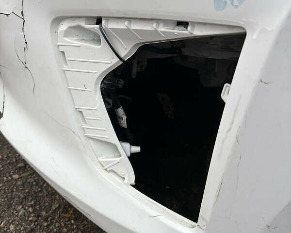 Белый Хендай Ioniq, объемом двигателя 0 л и пробегом 70 тыс. км за 10300 $, фото 8 на Automoto.ua