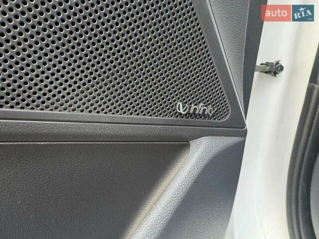 Белый Хендай Ioniq, объемом двигателя 0 л и пробегом 95 тыс. км за 12500 $, фото 7 на Automoto.ua