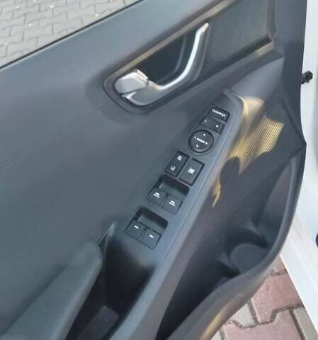 Белый Хендай Ioniq, объемом двигателя 0 л и пробегом 147 тыс. км за 13900 $, фото 2 на Automoto.ua