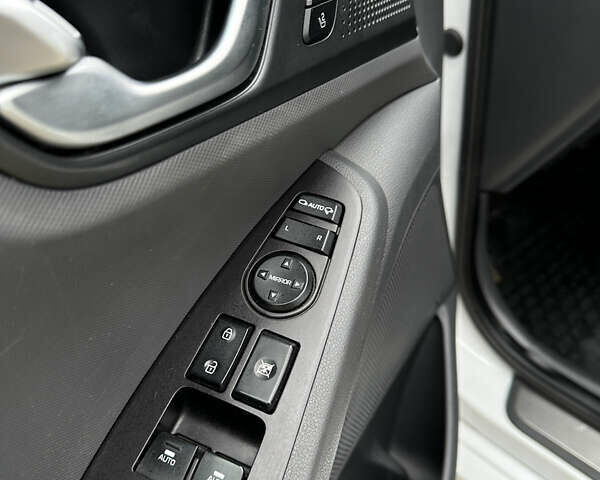 Белый Хендай Ioniq, объемом двигателя 0 л и пробегом 160 тыс. км за 11850 $, фото 28 на Automoto.ua
