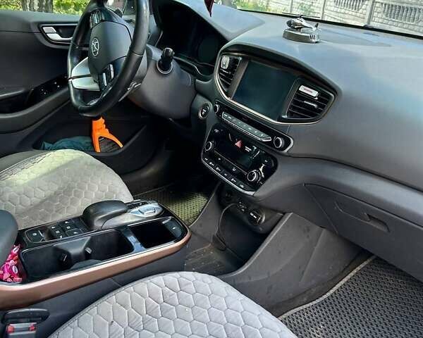 Білий Хендай Ioniq, об'ємом двигуна 0 л та пробігом 108 тис. км за 13500 $, фото 2 на Automoto.ua