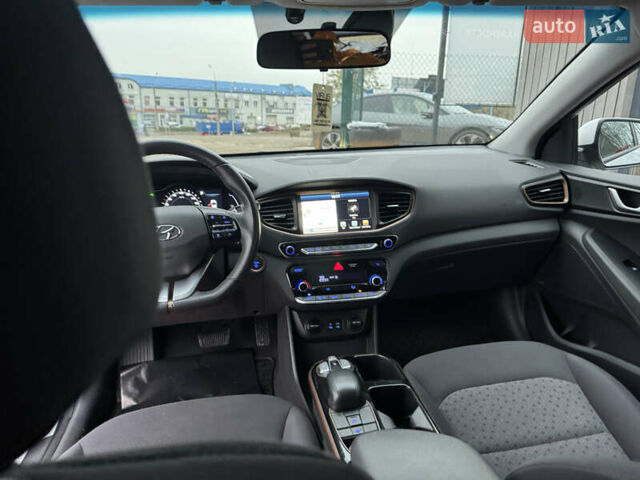 Белый Хендай Ioniq, объемом двигателя 0 л и пробегом 156 тыс. км за 11600 $, фото 13 на Automoto.ua