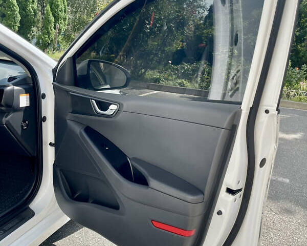 Белый Хендай Ioniq, объемом двигателя 0 л и пробегом 87 тыс. км за 17000 $, фото 25 на Automoto.ua