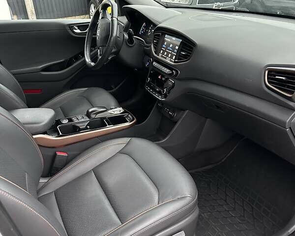 Белый Хендай Ioniq, объемом двигателя 0 л и пробегом 84 тыс. км за 12990 $, фото 36 на Automoto.ua