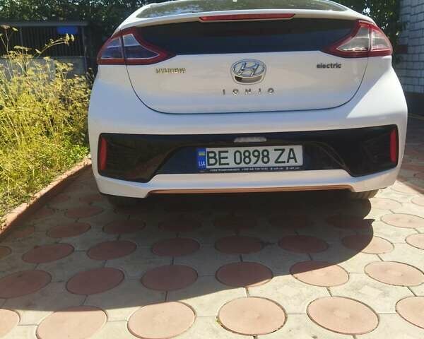 Белый Хендай Ioniq, объемом двигателя 0 л и пробегом 140 тыс. км за 13700 $, фото 7 на Automoto.ua