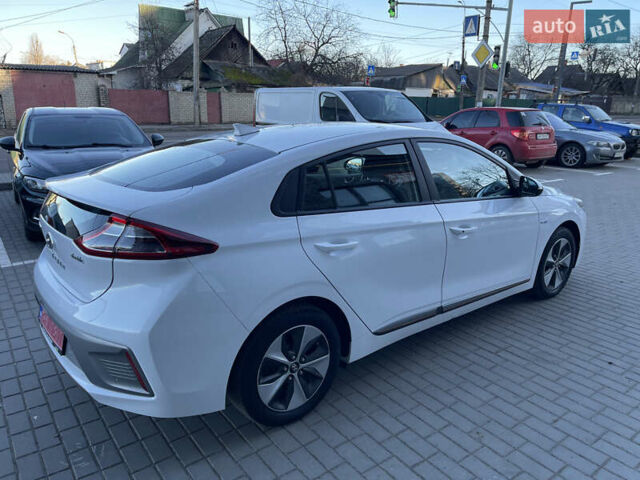 Белый Хендай Ioniq, объемом двигателя 0 л и пробегом 154 тыс. км за 10950 $, фото 5 на Automoto.ua