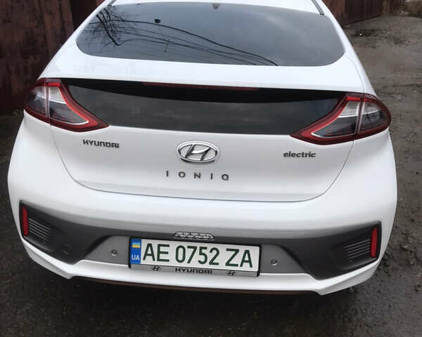 Білий Хендай Ioniq, об'ємом двигуна 0 л та пробігом 124 тис. км за 13500 $, фото 5 на Automoto.ua