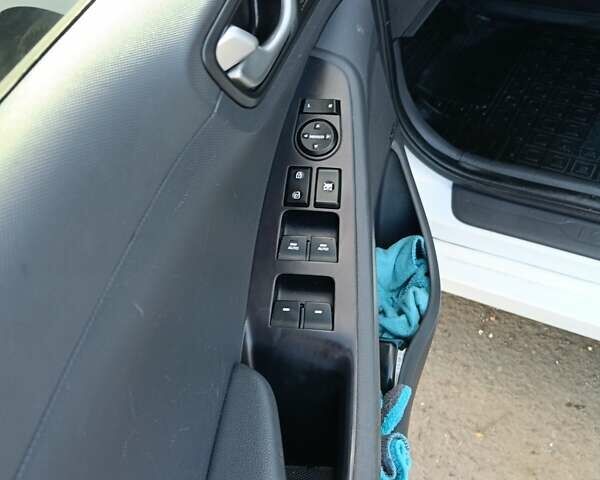 Белый Хендай Ioniq, объемом двигателя 0 л и пробегом 119 тыс. км за 12700 $, фото 3 на Automoto.ua