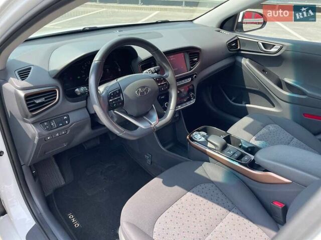 Білий Хендай Ioniq, об'ємом двигуна 0 л та пробігом 158 тис. км за 12700 $, фото 9 на Automoto.ua