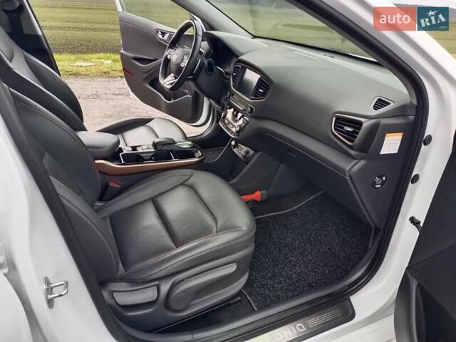 Белый Хендай Ioniq, объемом двигателя 0 л и пробегом 118 тыс. км за 11850 $, фото 28 на Automoto.ua