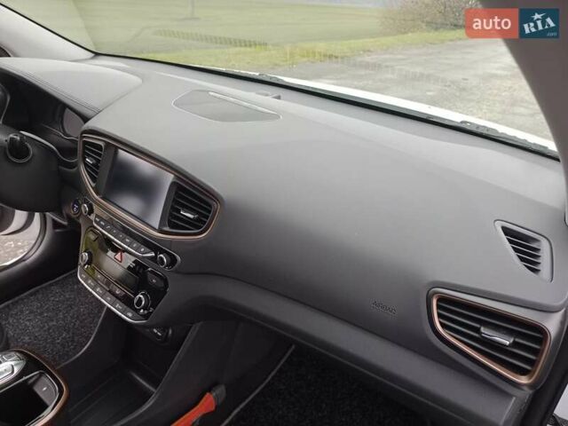 Белый Хендай Ioniq, объемом двигателя 0 л и пробегом 118 тыс. км за 11850 $, фото 43 на Automoto.ua