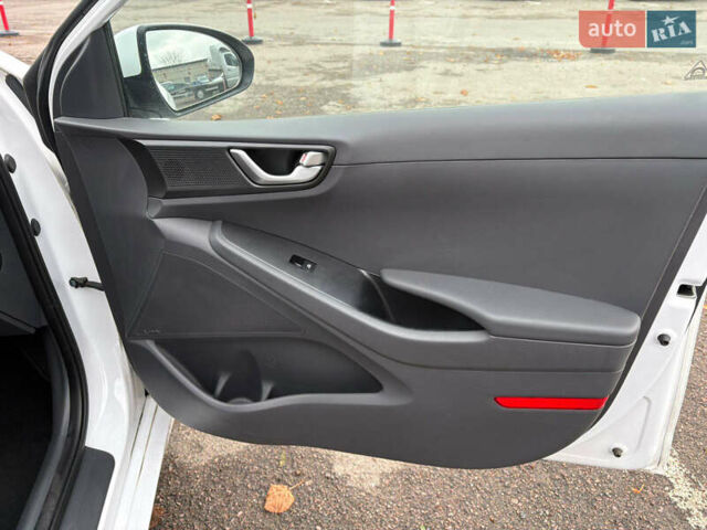 Белый Хендай Ioniq, объемом двигателя 0 л и пробегом 70 тыс. км за 10300 $, фото 24 на Automoto.ua