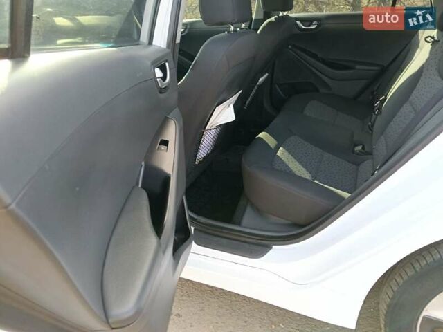 Белый Хендай Ioniq, объемом двигателя 0 л и пробегом 119 тыс. км за 12700 $, фото 12 на Automoto.ua